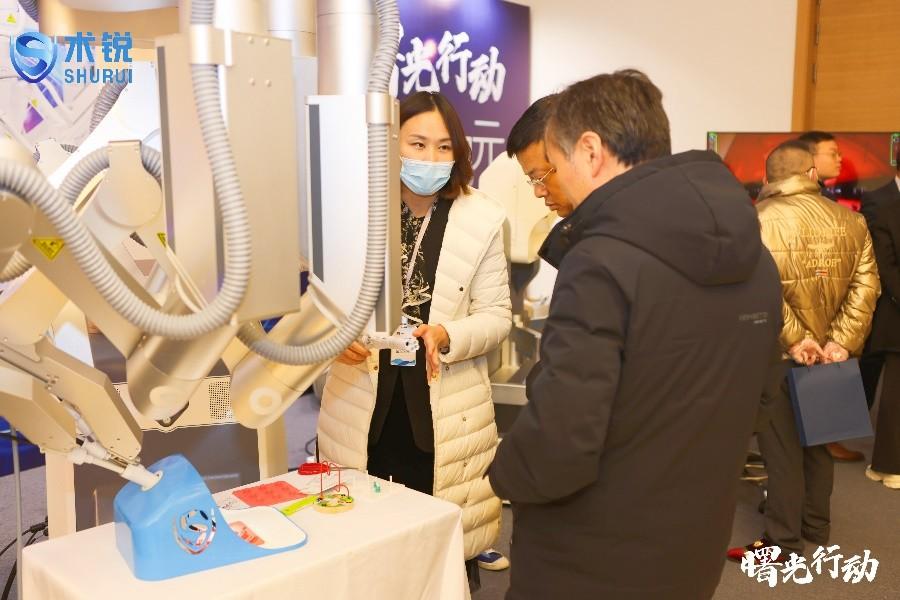 　　*术锐单孔手术机器人试驾现场