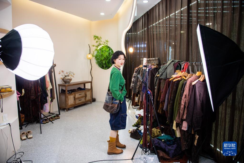 2月28日,主播在湖南省株洲市芦淞区华丽服装批发大市场直播销售服装