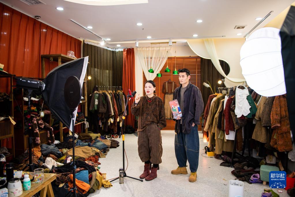 2月28日,主播在湖南省株洲市芦淞区华丽服装批发大市场直播销售服装
