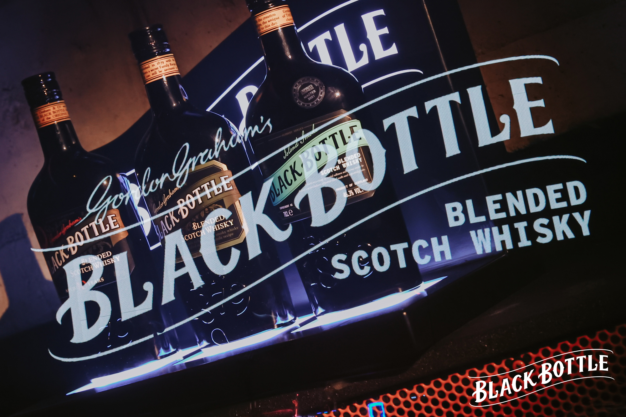 　　【图注：超过140年历史的苏格兰传奇威士忌品牌 —— 黑瓶苏格兰调和威士忌正式进入中国】