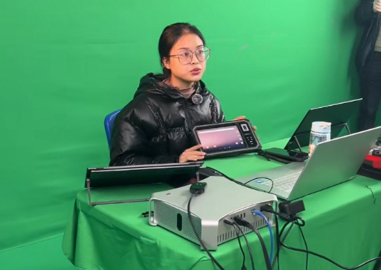 　　图：深圳硕腾科技的海外新媒体团队在跨境直播