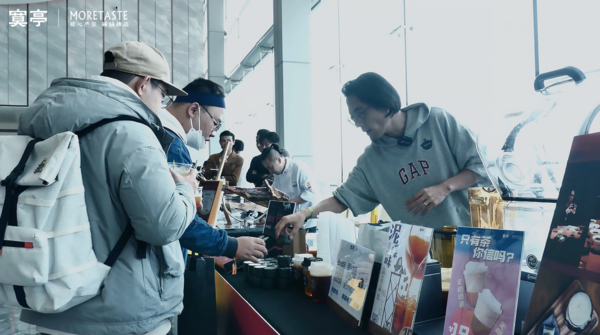 　　参展观众正在咨询寞亭茶馆的纯茶饮