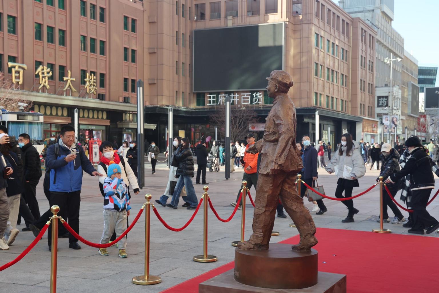 雷锋铜像亮相王府井步行街|雷锋_新浪财经_新浪网