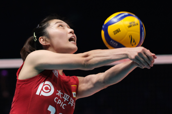 女排自由人王梦洁与团队并肩作战_新浪财经_新浪网