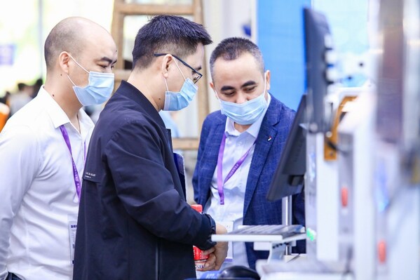 　　促厂商成交，谋行业发展。3月18日第28届古镇灯博会璀璨绽放