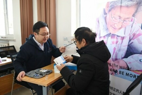 　　志愿者为兴县老人验光并发放老花镜