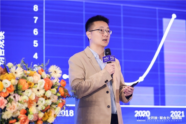 　　【海柔创新联合创始人房冰为合作伙伴介绍工厂交付能力】