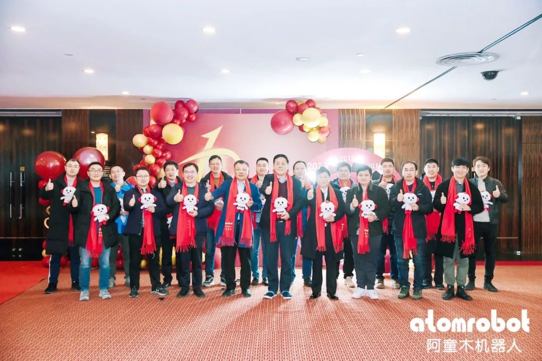 　　图| 黄田教授等一行人合影