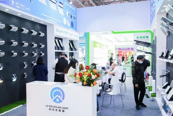 　　促厂商成交，谋行业发展。3月18日第28届古镇灯博会璀璨绽放