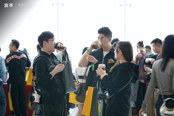 　　参展观众正在品尝寞亭茶馆茶饮