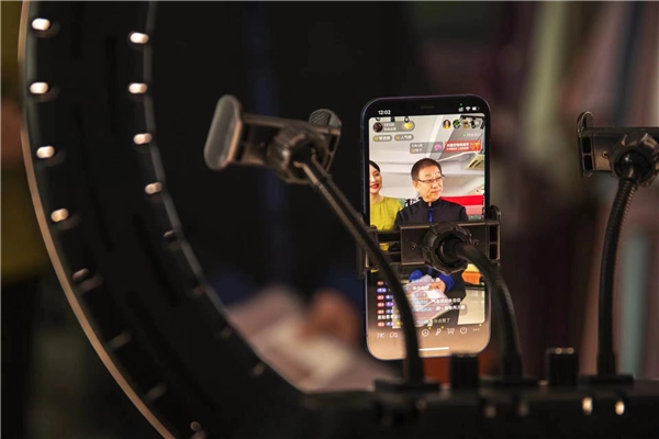 　　图|非遗传承人朱立群通过抖音电商直播介绍罗织品