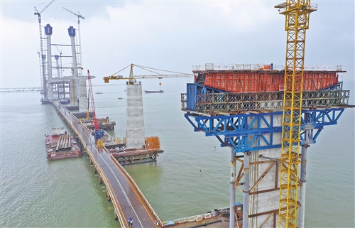 　　正在施工的海上经济要道