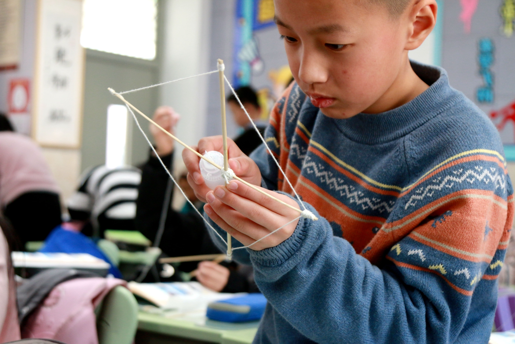 学生自制风筝玩转春日