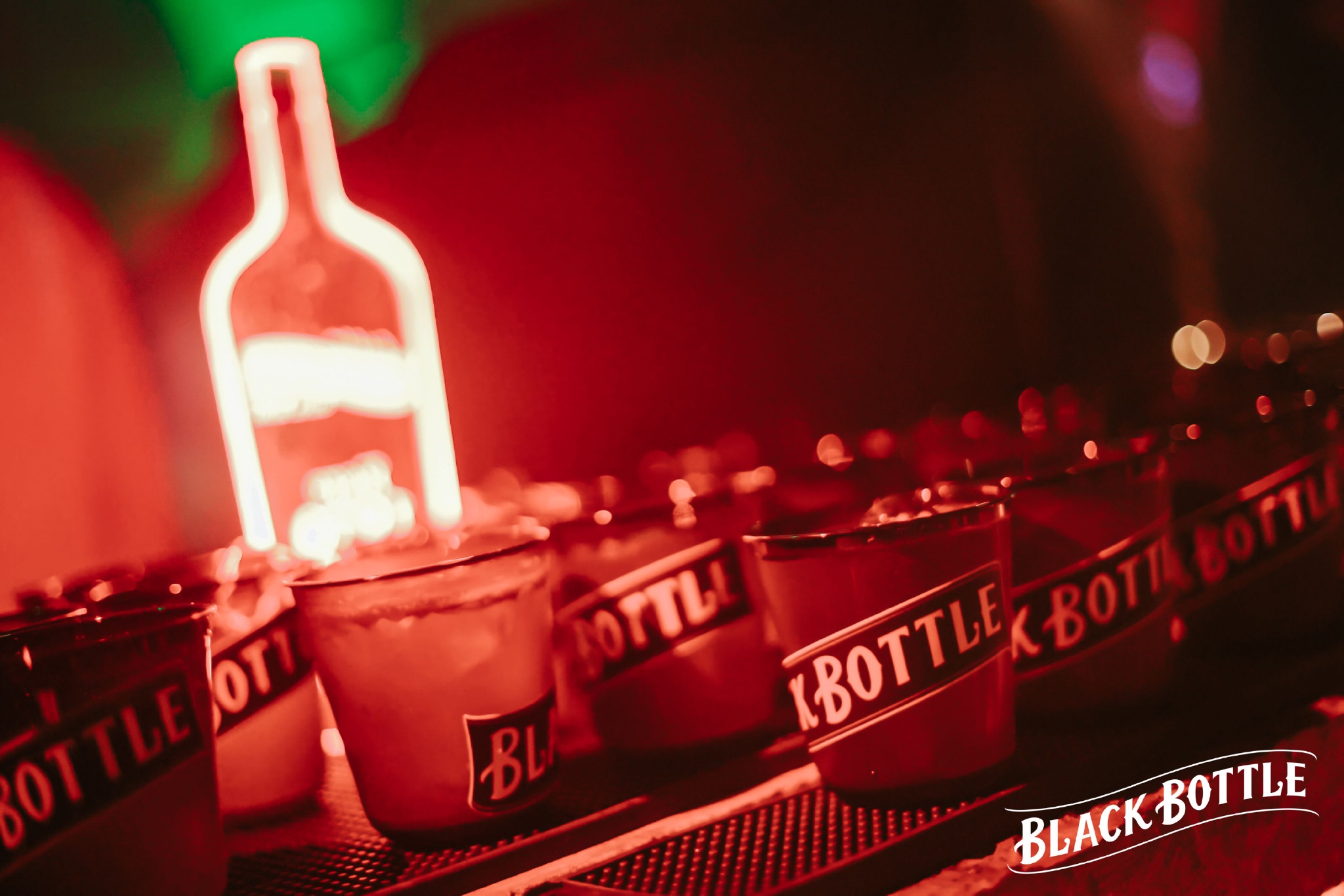 　　【图注：活动现场调酒师展示多款黑瓶苏格兰调和威士忌特饮】