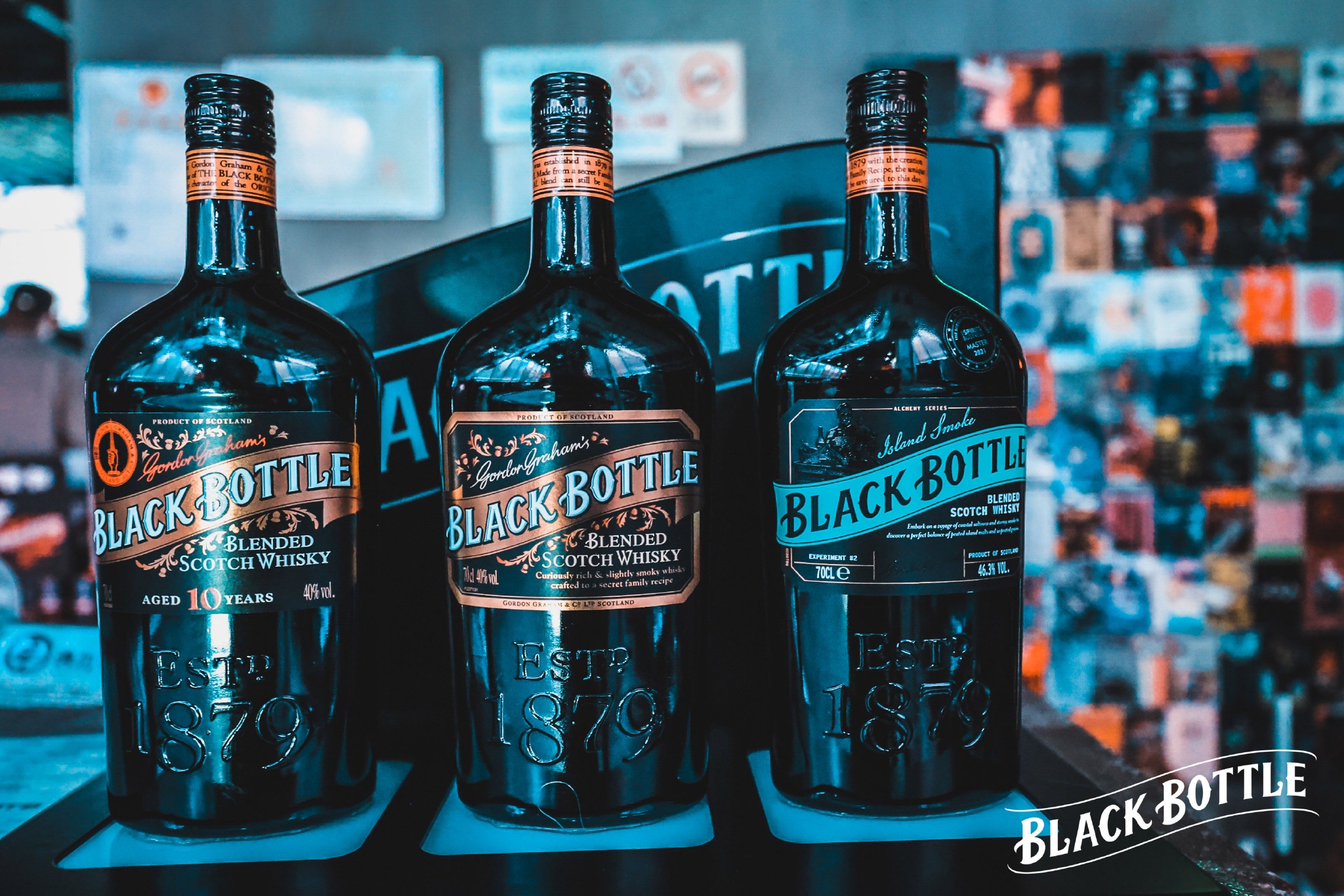【图注：黑瓶苏格兰调和威士忌仍保留最初的黑色瓶身设计，抢眼金色标签打破消费者对传统威士忌产品的印象】