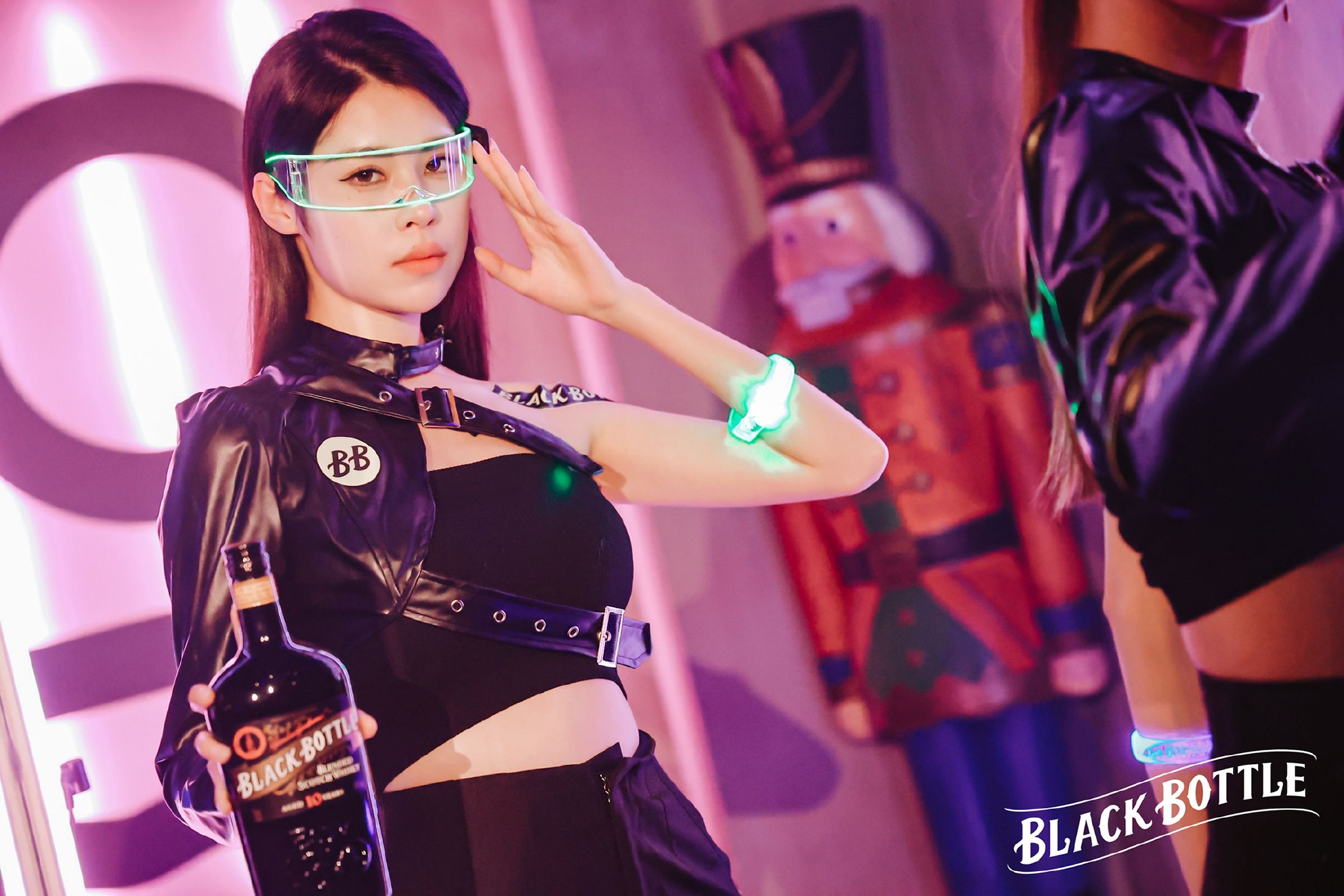 　　【图注：现场互动及陈设大胆、多元，更为突出黑瓶苏格兰调和威士忌的品牌个性，呈现与众不同的氛围】