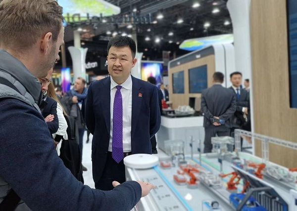 　　华为制造军团CEO刘超向欧洲车企客户介绍方案