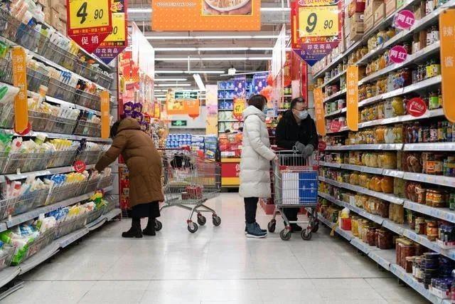 消费者在超市购物(资料图).新华社记者 谢剑飞 摄