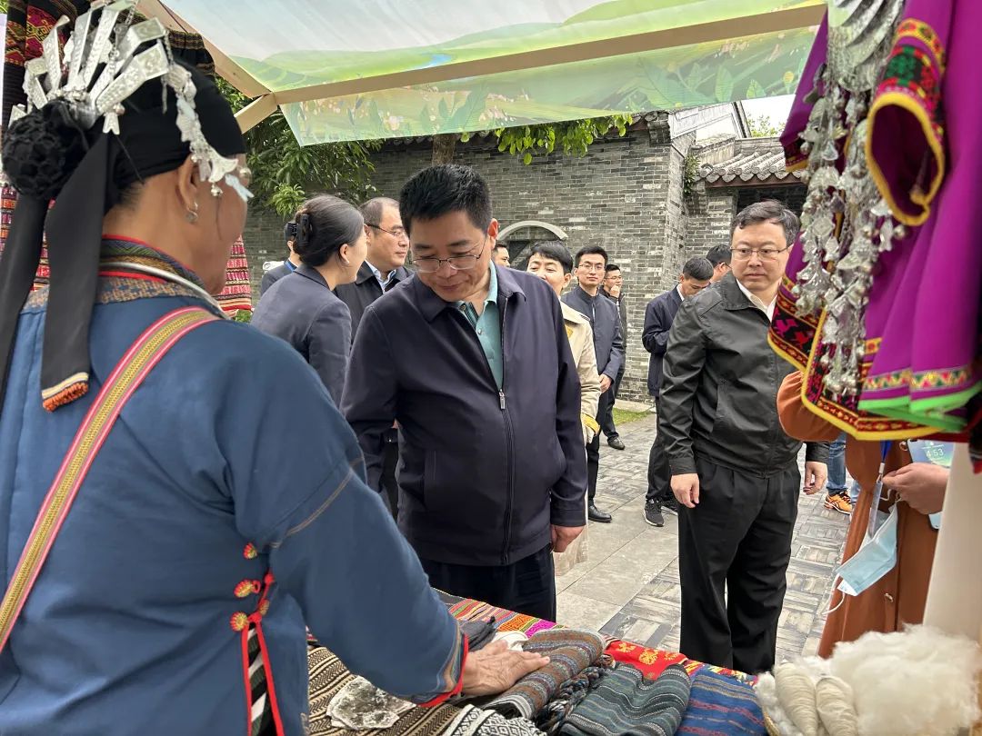 海南省旅游和文化广电体育厅厅长李辉卫等领导在现场详细了解黎族树皮