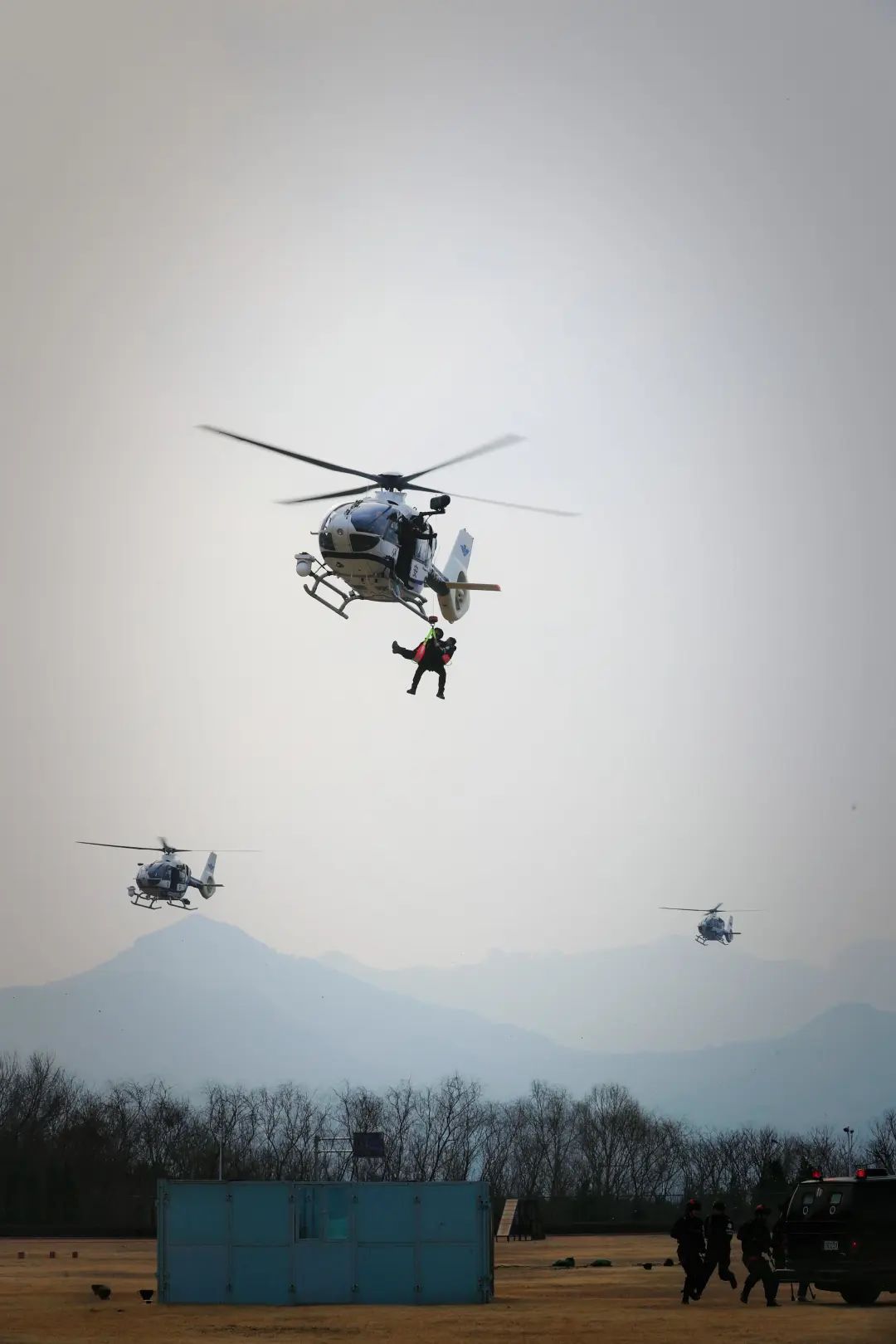 警航直升机参加训练.本报记者崔前程摄