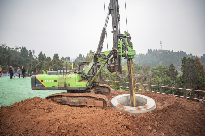 川渝特高压重庆段31号塔正运用旋挖机进行基坑开挖作业(国网重庆电力