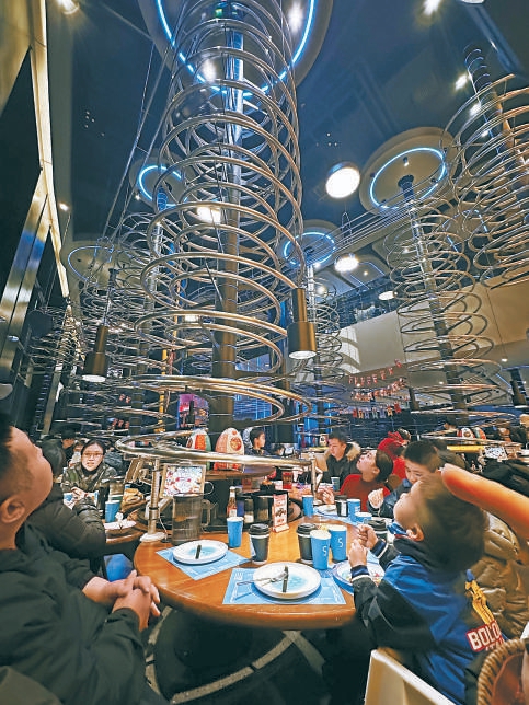 在蓝色港湾"失重餐厅",新奇的传菜方式吸引了顾客的目光.