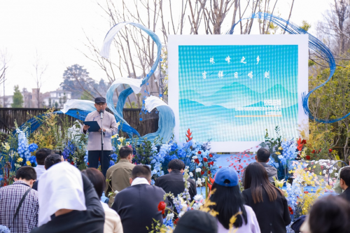 　　图：日喀则市旅游发展局交流合作科负责人拉巴旺堆作推介