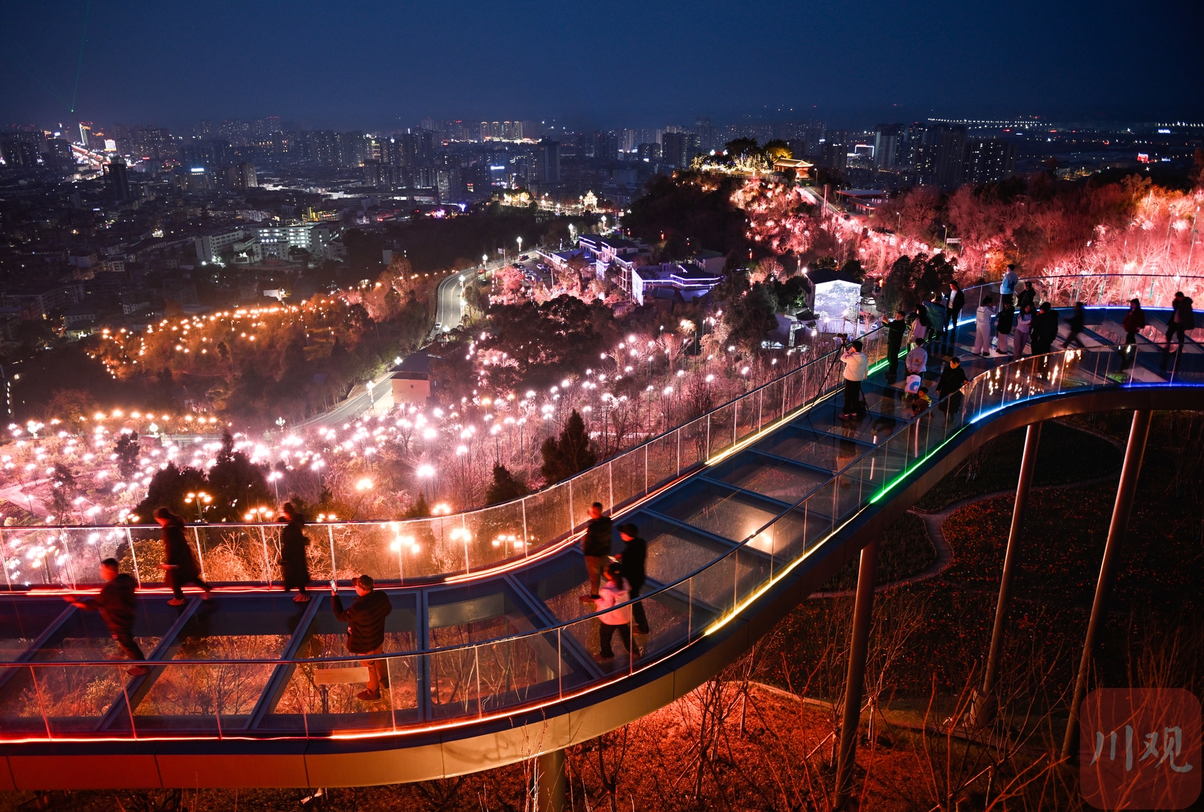 c视频︱万盏彩灯扮靓夜空 两山一河成仁寿新打卡地