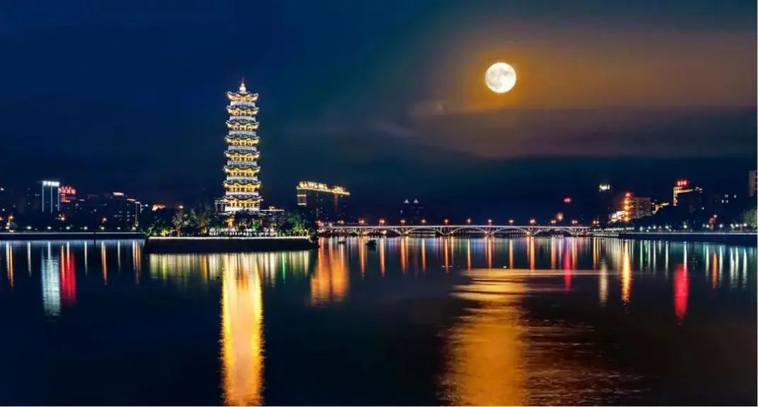 三江六岸夜景 (图片来源:韶关市文化广电旅游体育局)