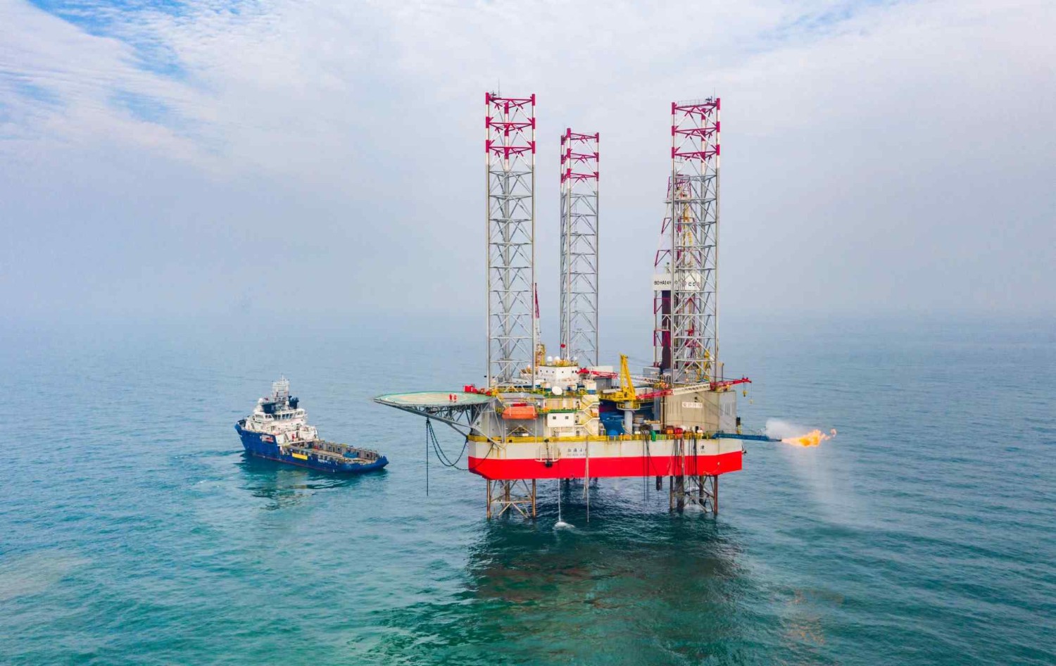 图为海上钻井平台正在对渤中26-6构造进行钻探(图片来源:中国海油)