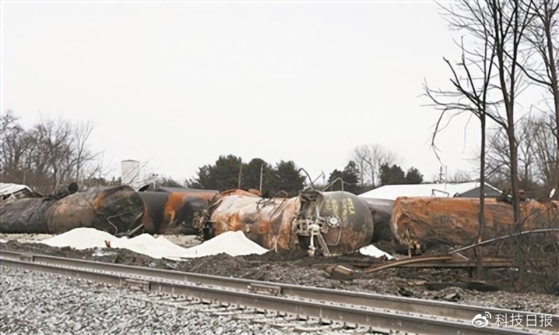 在美国俄亥俄州东巴勒斯坦镇脱轨的列车残骸。新华社发（章焱飞摄）