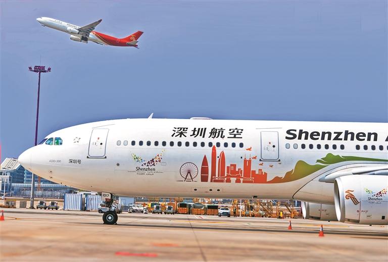 深航彩绘飞机"深圳号"昨日揭幕. 深圳商报记者 廖万育 通讯员 张壮 摄