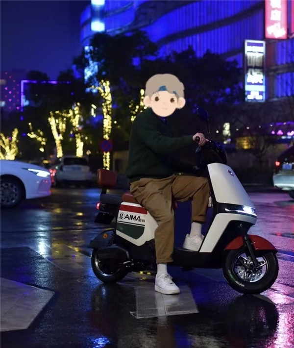 　　图注:爱玛壹号A130夜骑生活