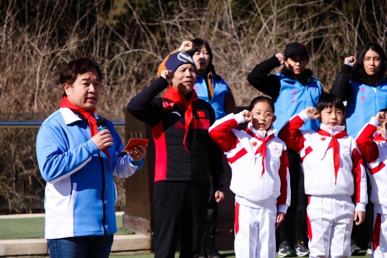 　　刘慧老师带领小朋友、大朋友共同进行志愿者宣誓