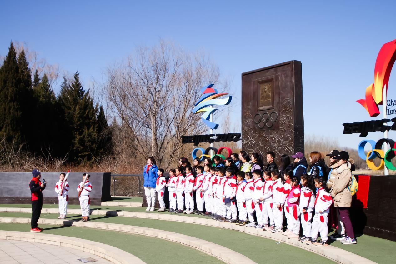 　　刘超英老师为少先队员讲授少先队课