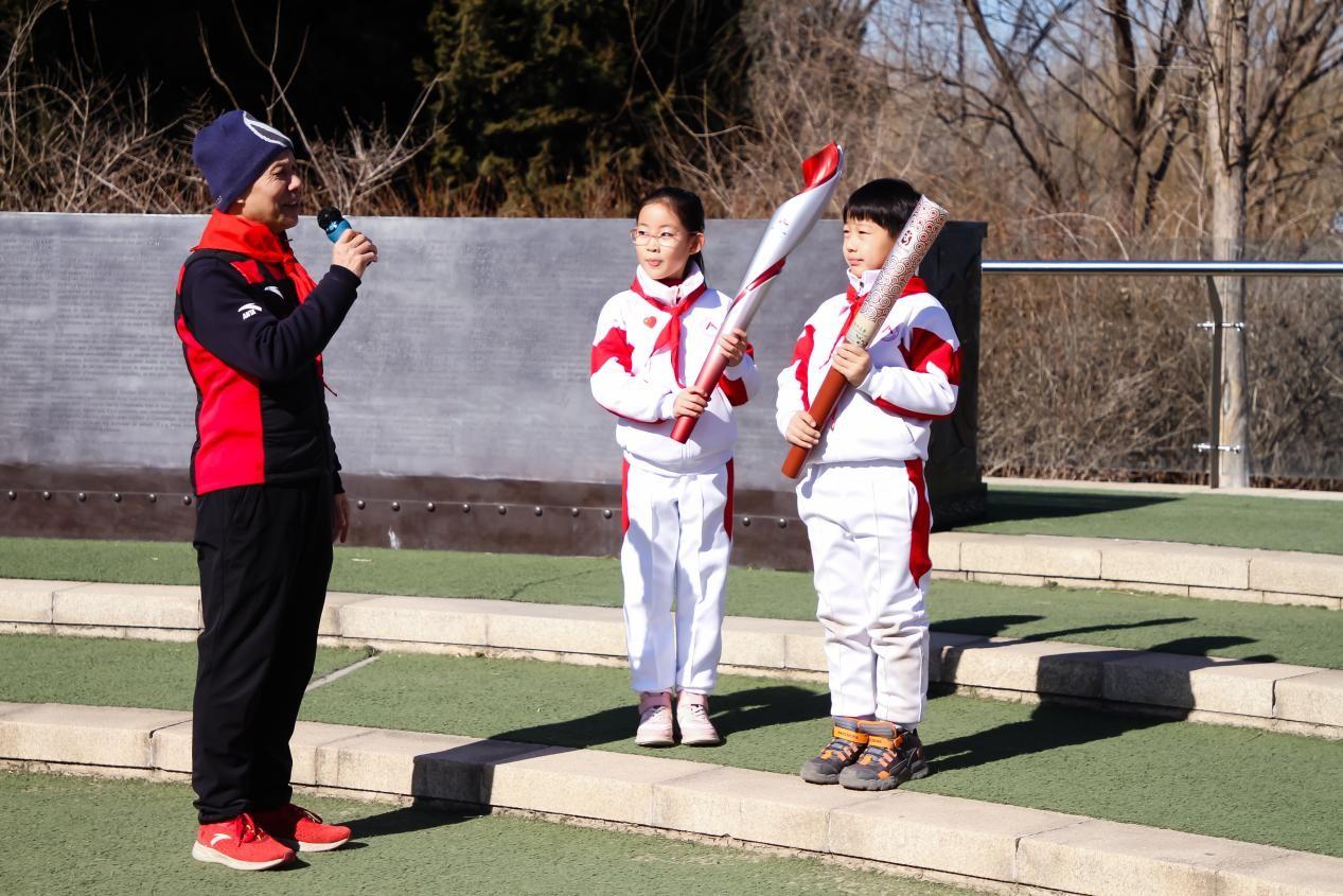 　　刘超英老师为少先队员讲授少先队课