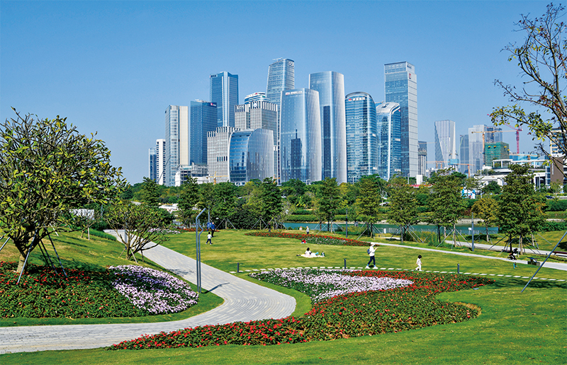  推动前海开发开放，是习近平总书记亲自谋划、亲自部署、亲自推动的国家改革开放重大举措。图为前海深港现代服务业合作区（2022年12月8日摄）。 新华社记者 梁旭/摄