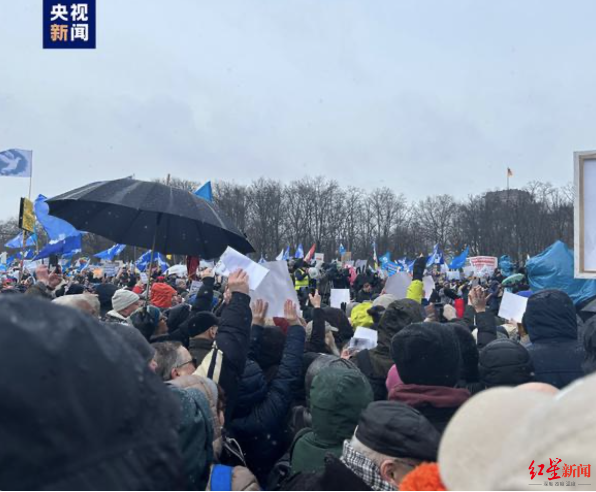 ↑当地时间2月25日，德国首都柏林爆发大规模示威抗议活动，呼吁和平解决地区冲突。图据央视新闻