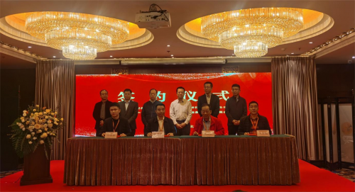 　　赣州市油茶产业协会、赣南油茶产业发展有限公司分别与经销企业签订茶油产品销售协议