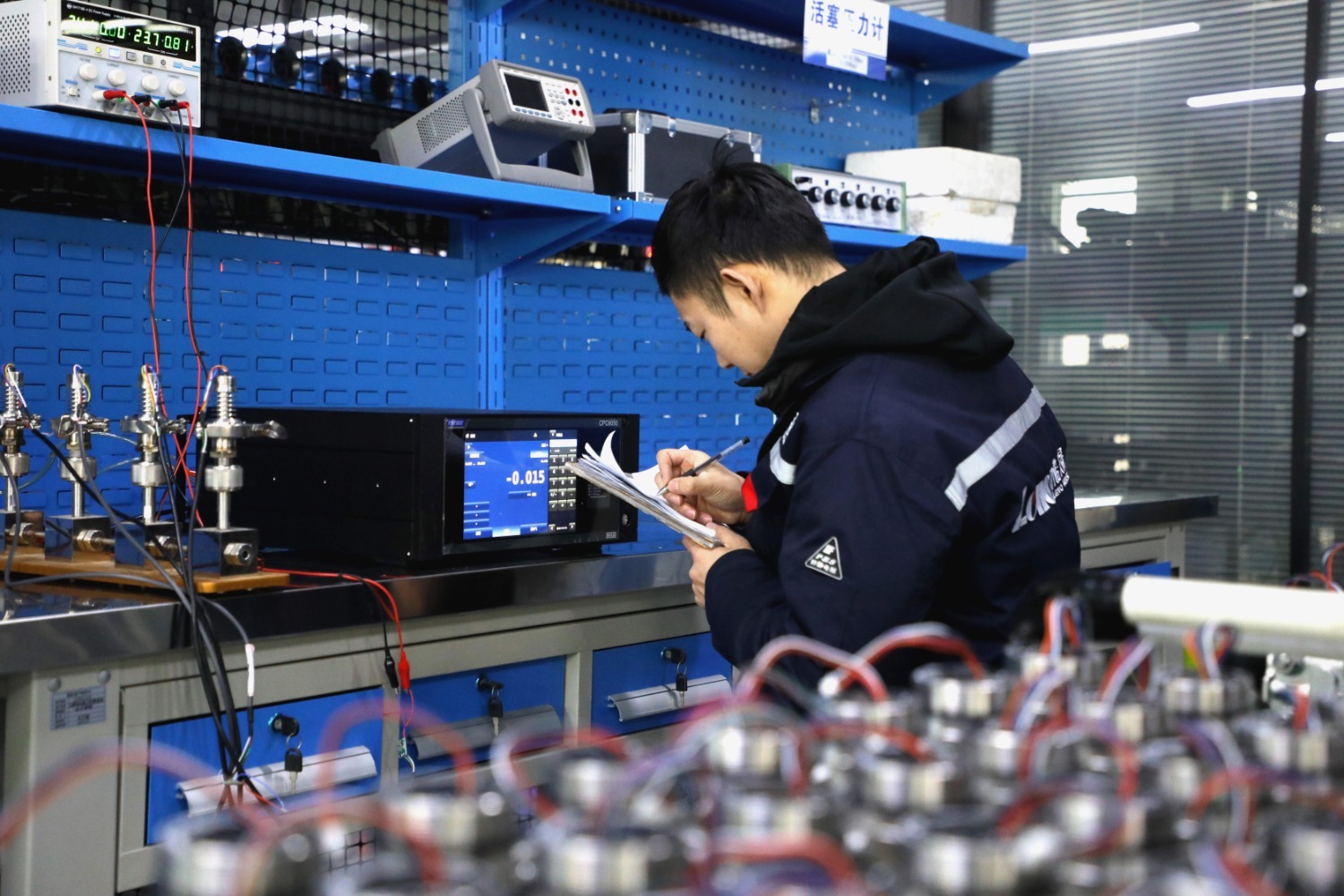 图为在香河力诺天晟有限公司车间,工人正在进行传感器精密标定.