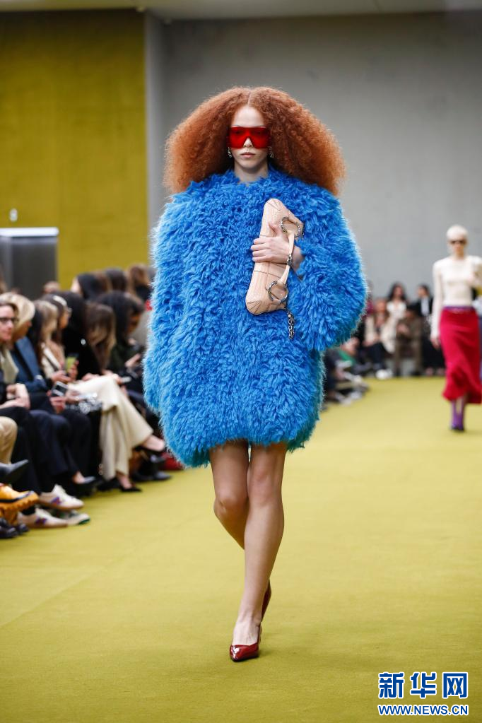 2月24日,模特在意大利米兰时装周上展示古驰(gucci)品牌新款时装.