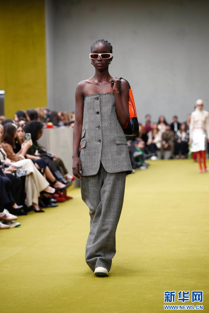 2月24日,模特在意大利米兰时装周上展示古驰(gucci)品牌新款时装.