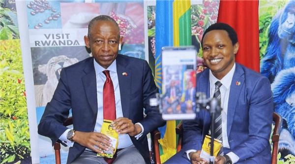 　　图：此前eWTP携手卢旺达驻华大使通过直播推广卢旺达咖啡