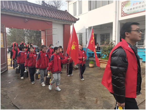 怀宁县黄墩镇中心学校到敬老院开展党员志愿服务活动