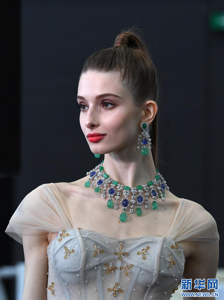 3月1日,模特在珠宝展上展示饰品.&nbsp; 新华社记者 陈铎 摄&nbsp