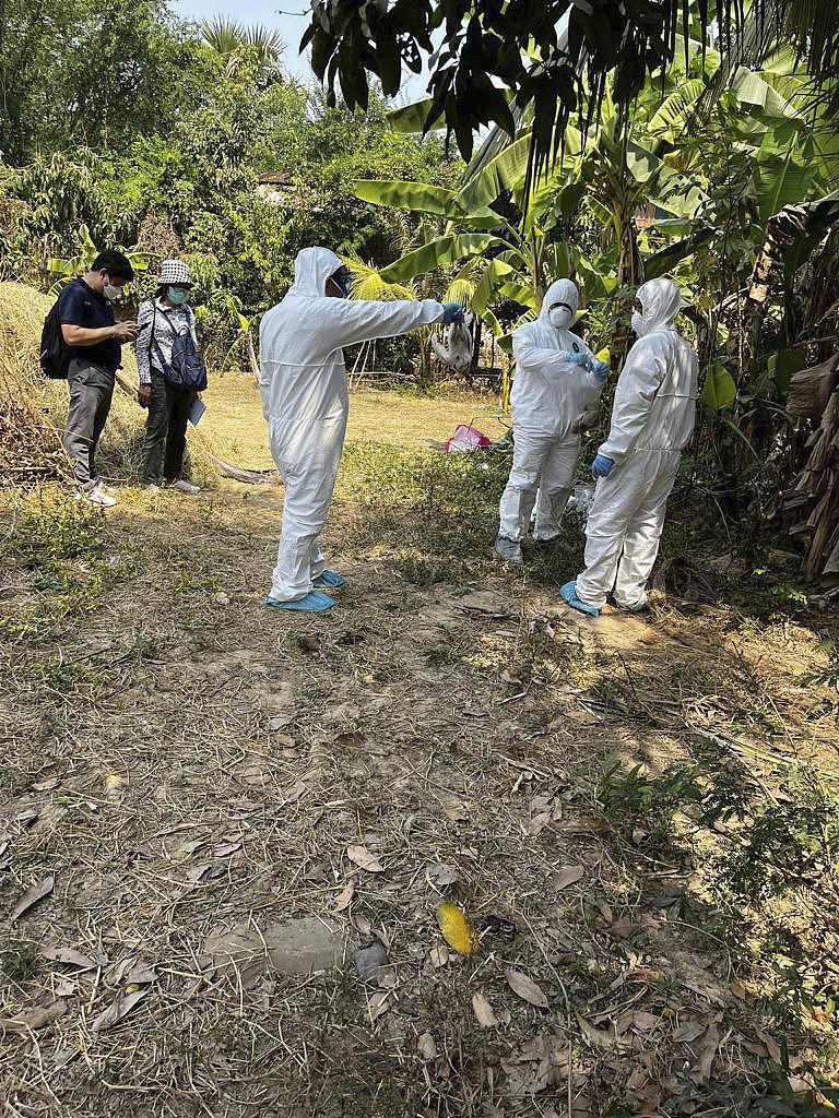 ↑当地时间2月24日，柬埔寨卫生专家进行取样 图据视觉中国