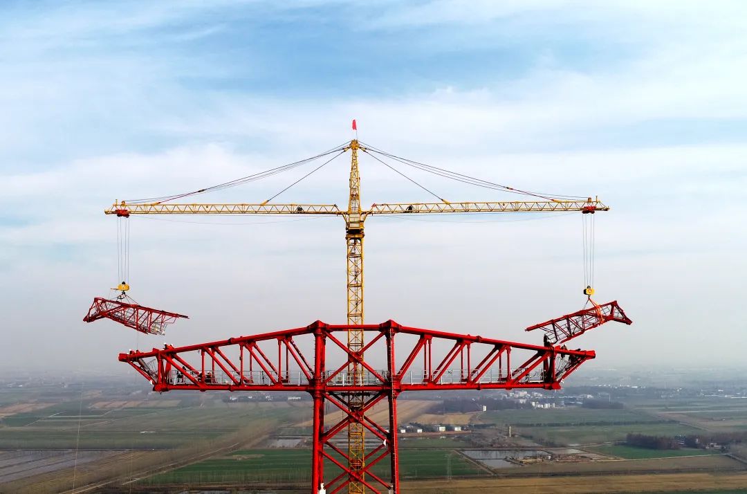 湖北钟祥,施工人员使用新型落地平臂抱杆,吊装1000千伏荆门—武汉输电