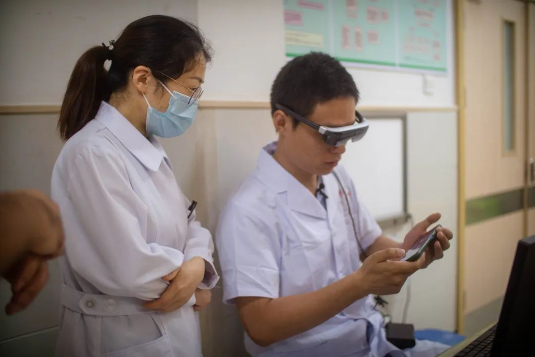 　　夏帮博医生(右一)使用AR眼镜工作