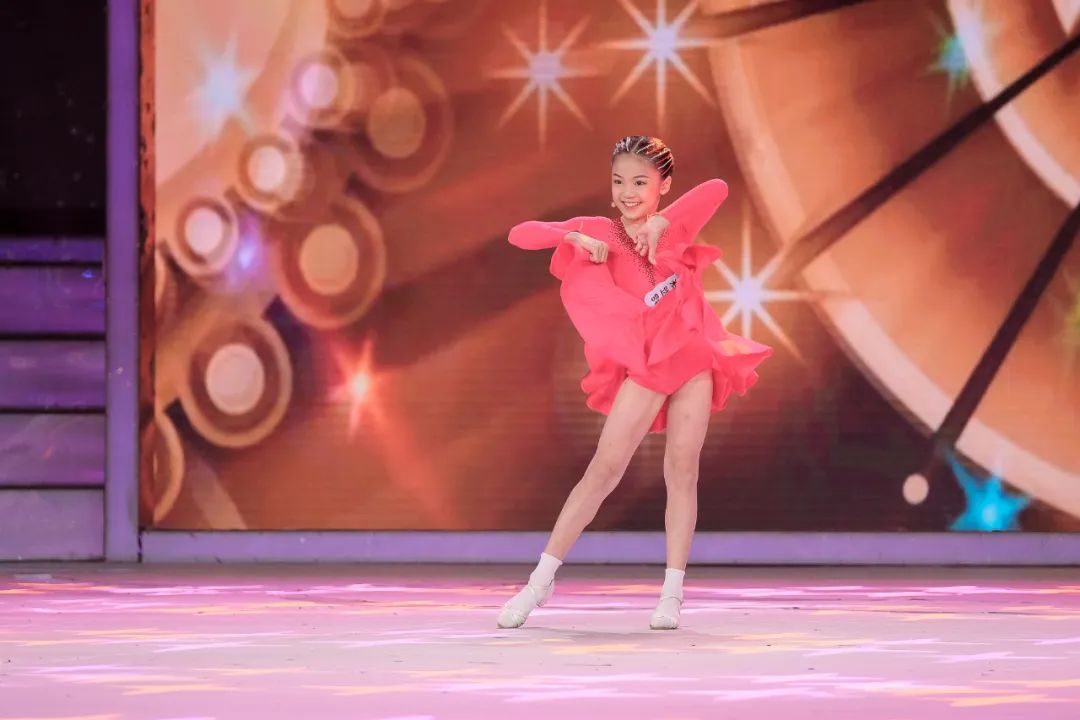 为了争取更多练舞时间平时放学回家小韵茹穿着校服就开始练习每天坚持