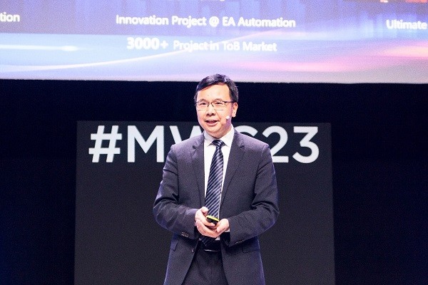 华为高级副总裁、ICT产品与解决方案总裁杨超斌发表《持续创新引领数字时代》主题演讲